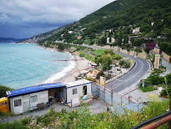 Photo de Baba Beach protégé par des falaises