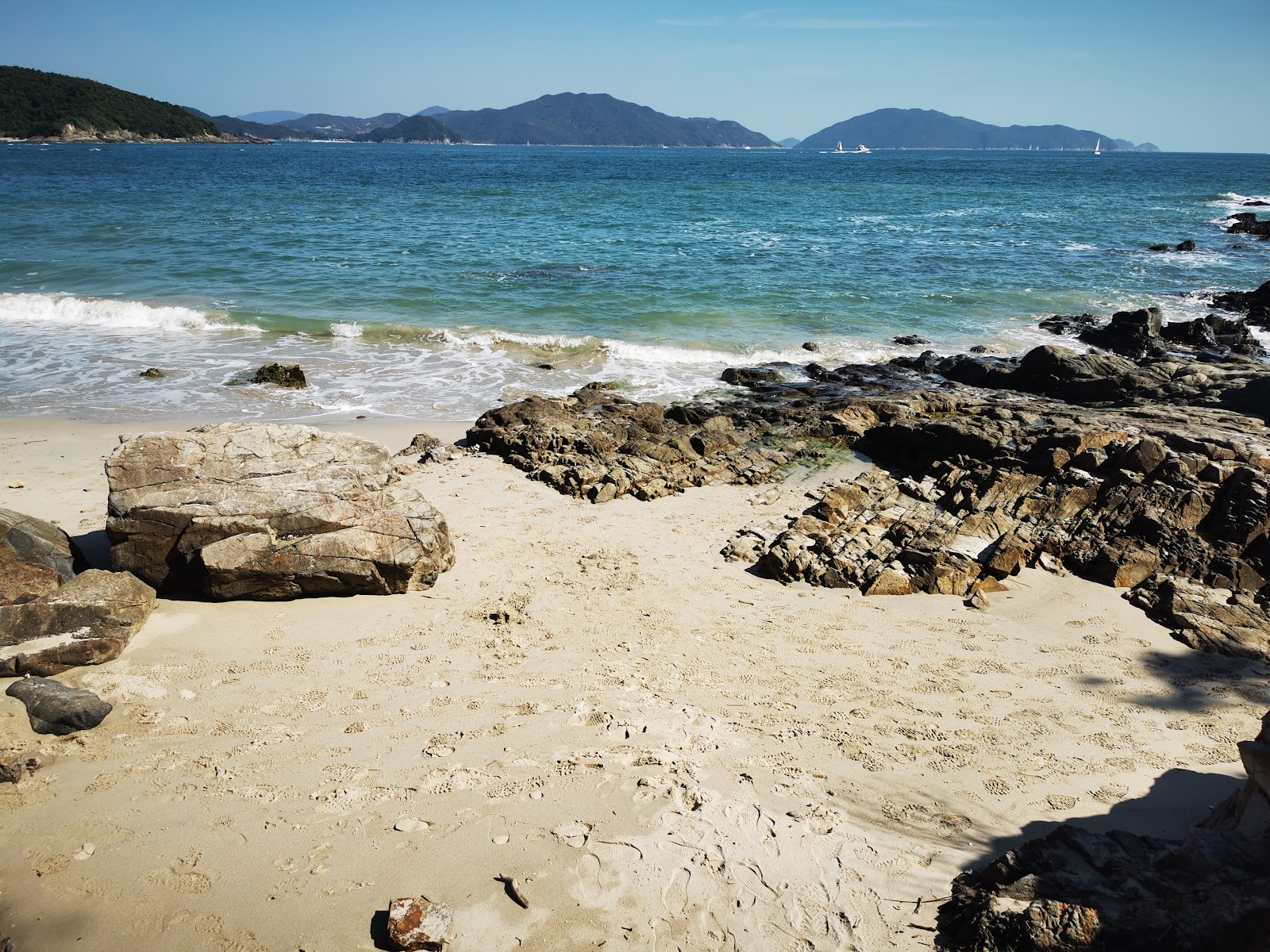 Photo de Campsite Bay entouré de montagnes