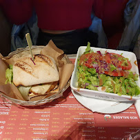 Sandwich au poulet du Restaurant FRITE ALORS ! TERREAUX - Poutines québécoises - Frites belges - Burgers à Lyon - n°3