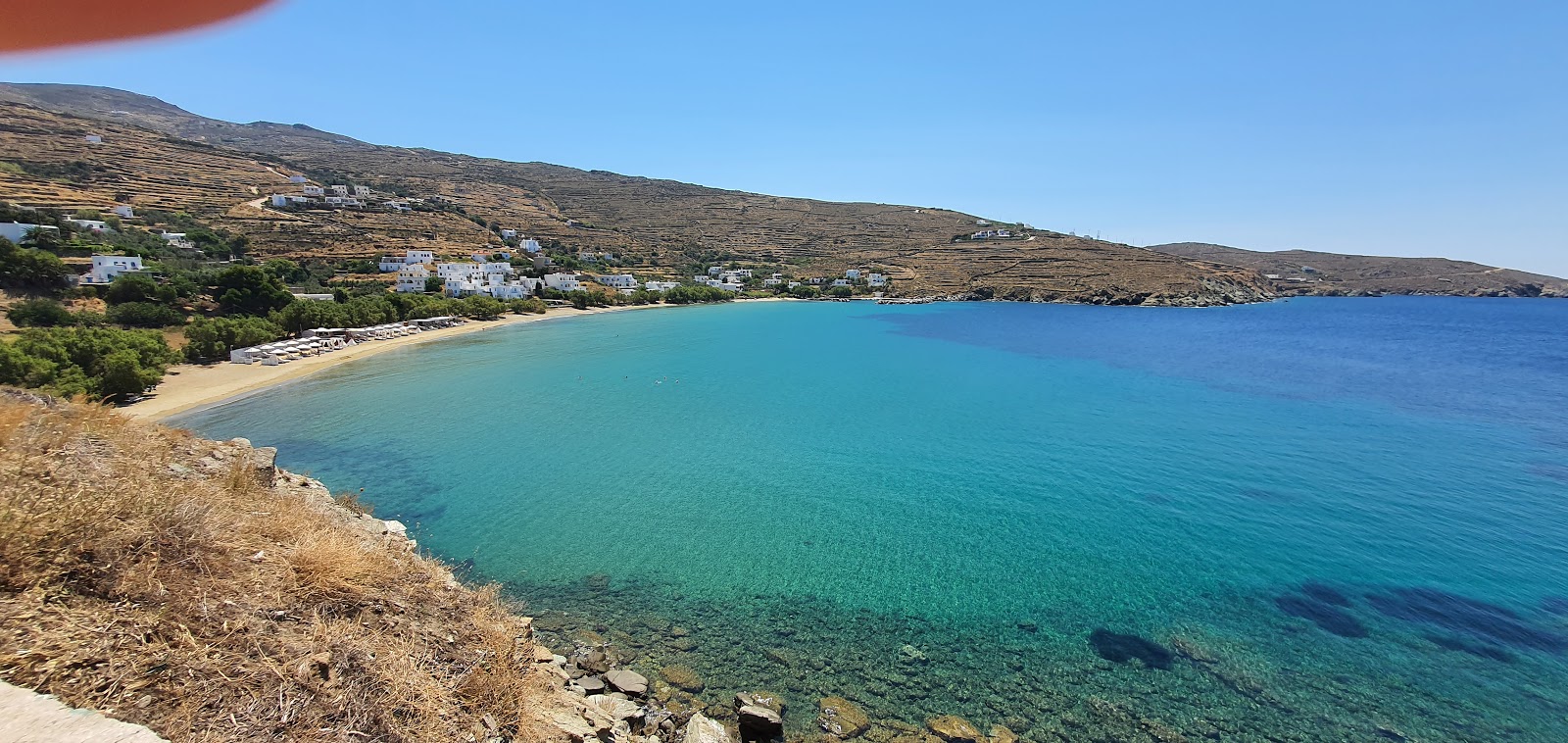 Agios Romanos Plajı'in fotoğrafı birden fazla geniş koy ile birlikte