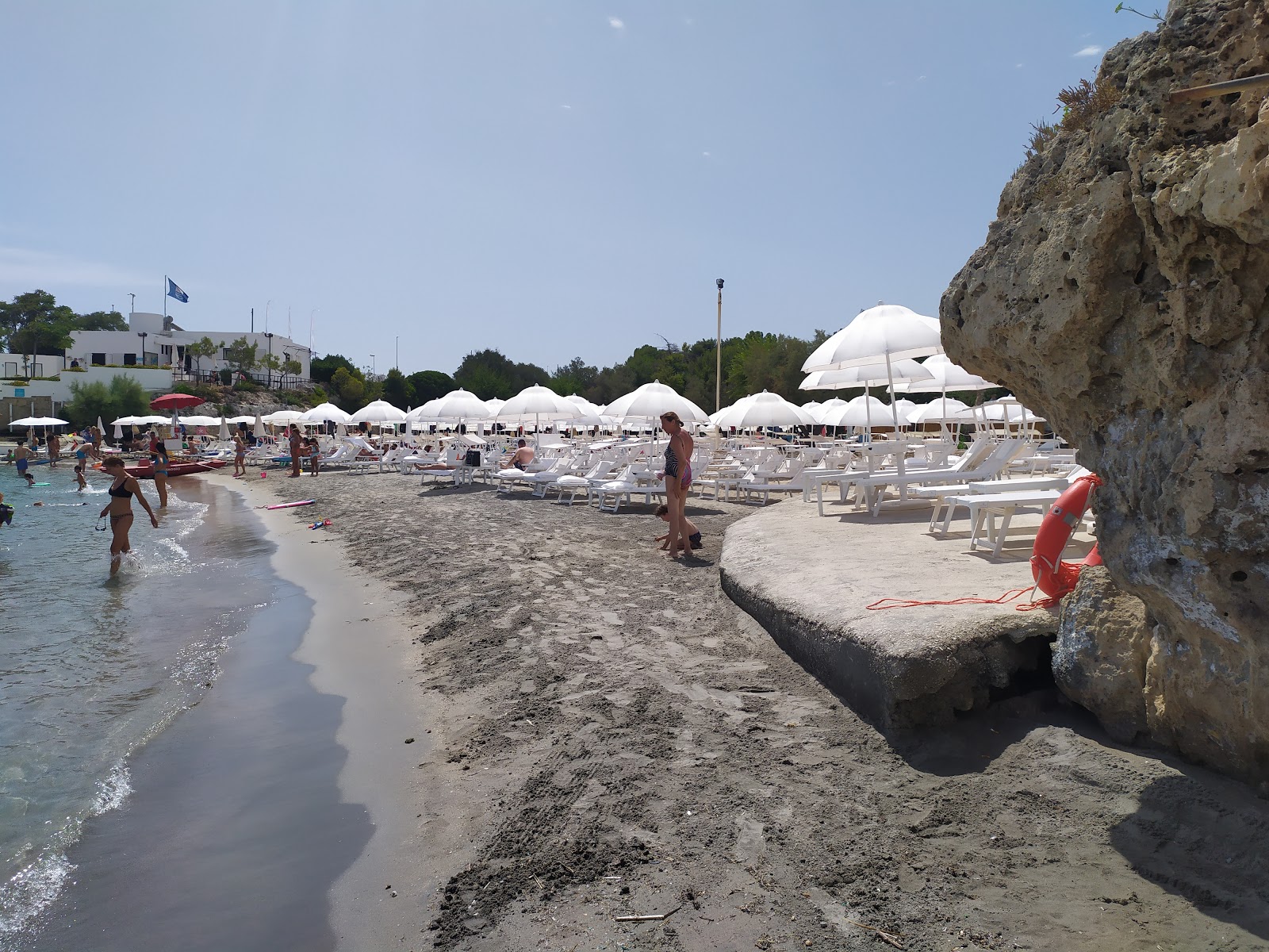 Cala San Giovanni Beach'in fotoğrafı geniş ile birlikte