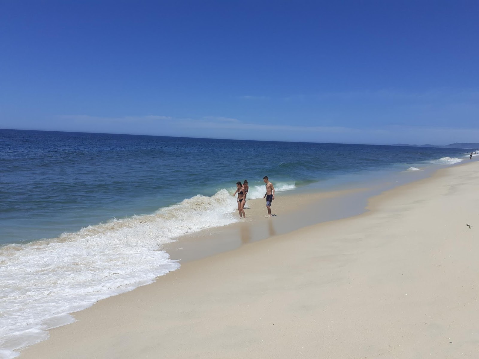 Foto av Praia do Boqueirao med blå rent vatten yta