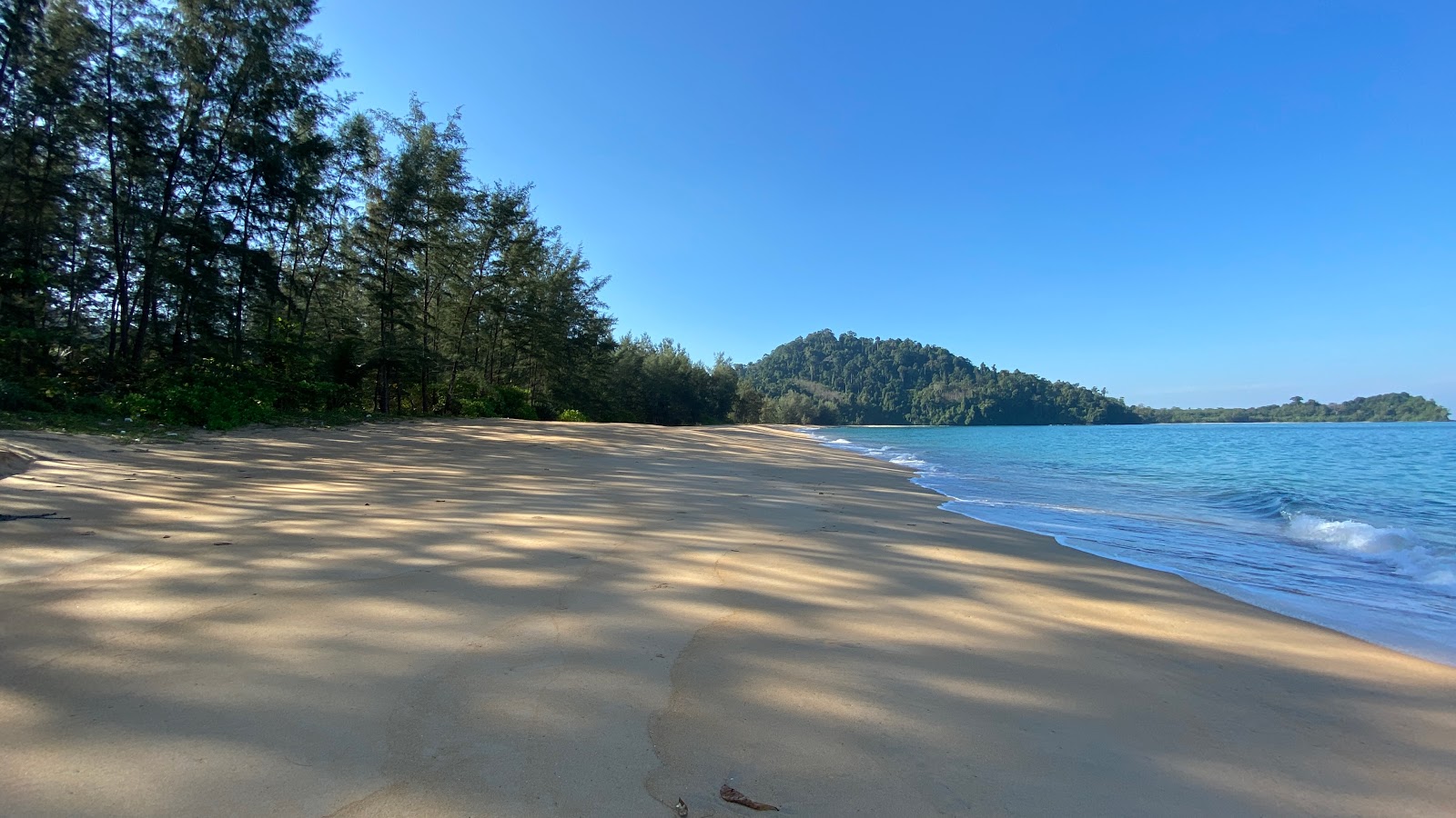Φωτογραφία του Ko Ra Beach με φωτεινή άμμος επιφάνεια