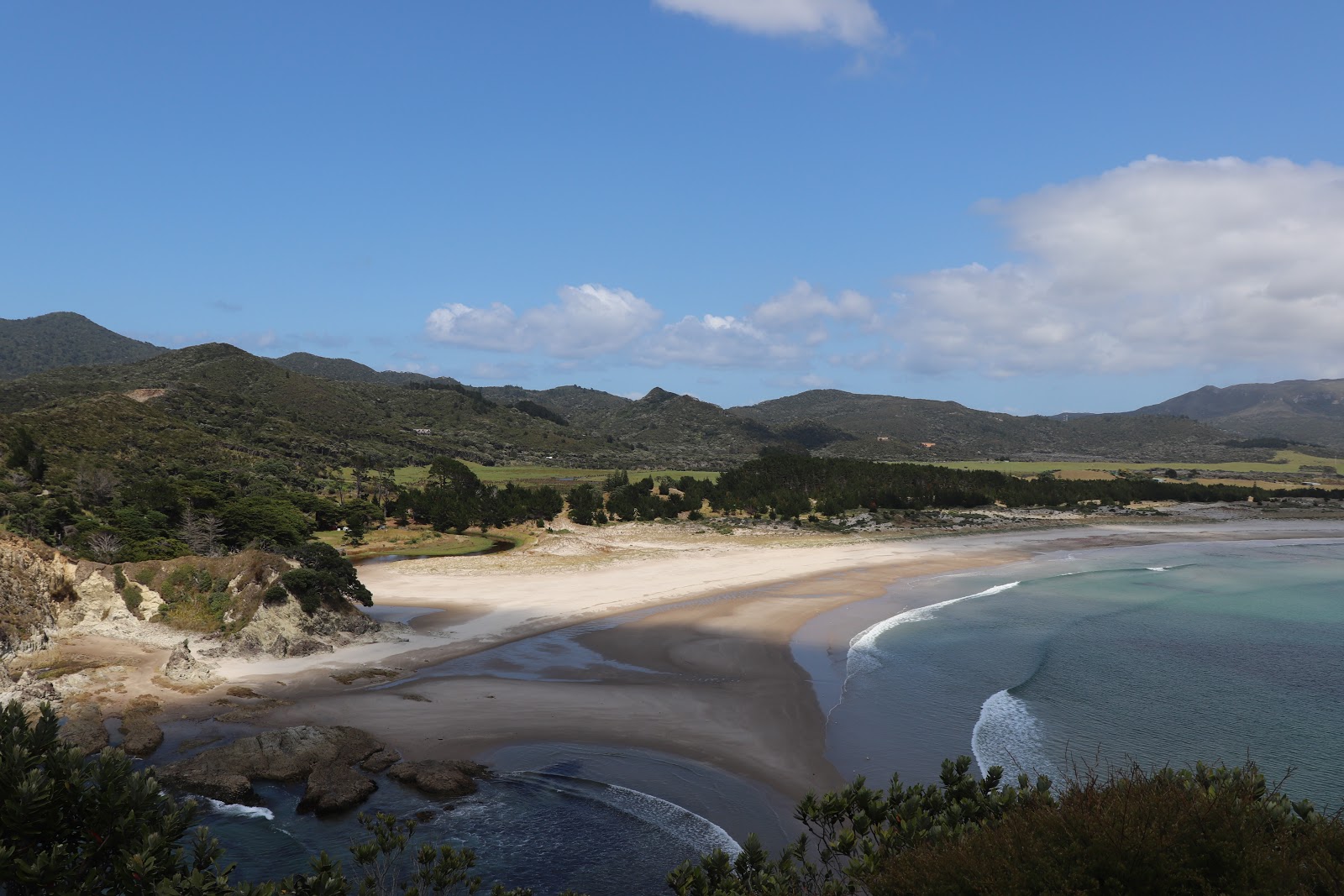 Fotografija Kaitoke Beach z dolga ravna obala