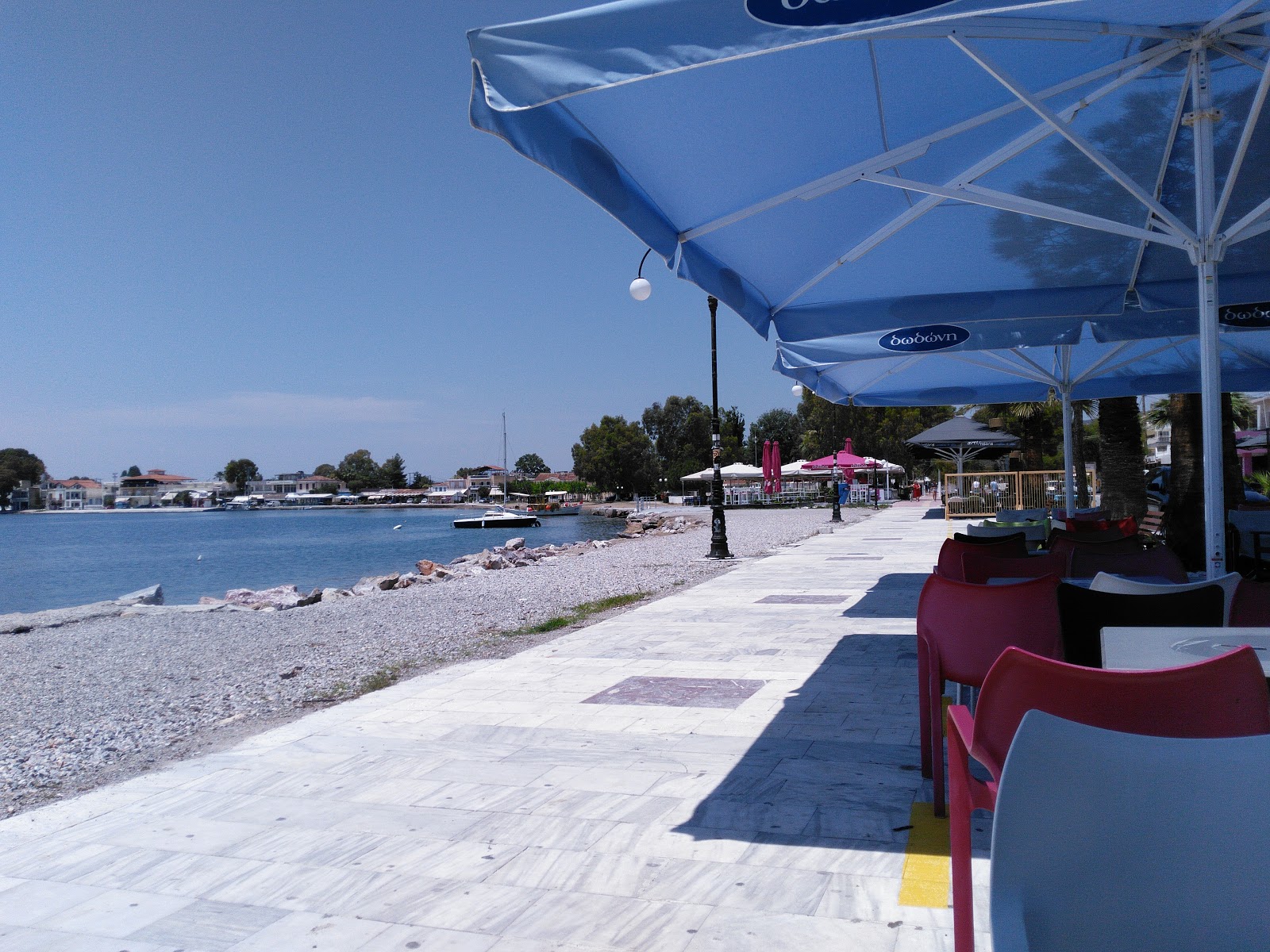 Fotografie cu Eretria beach cu o suprafață de apă verde deschis