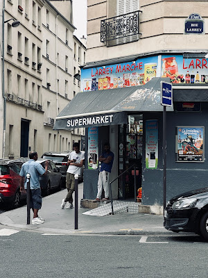 Larrey Marche à Paris