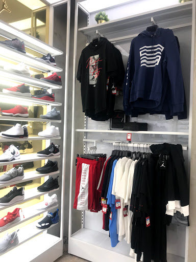 Shoe Store «Shoe Palace», reviews and photos, 8155 Camino Arroyo #13, Gilroy, CA 95020, USA