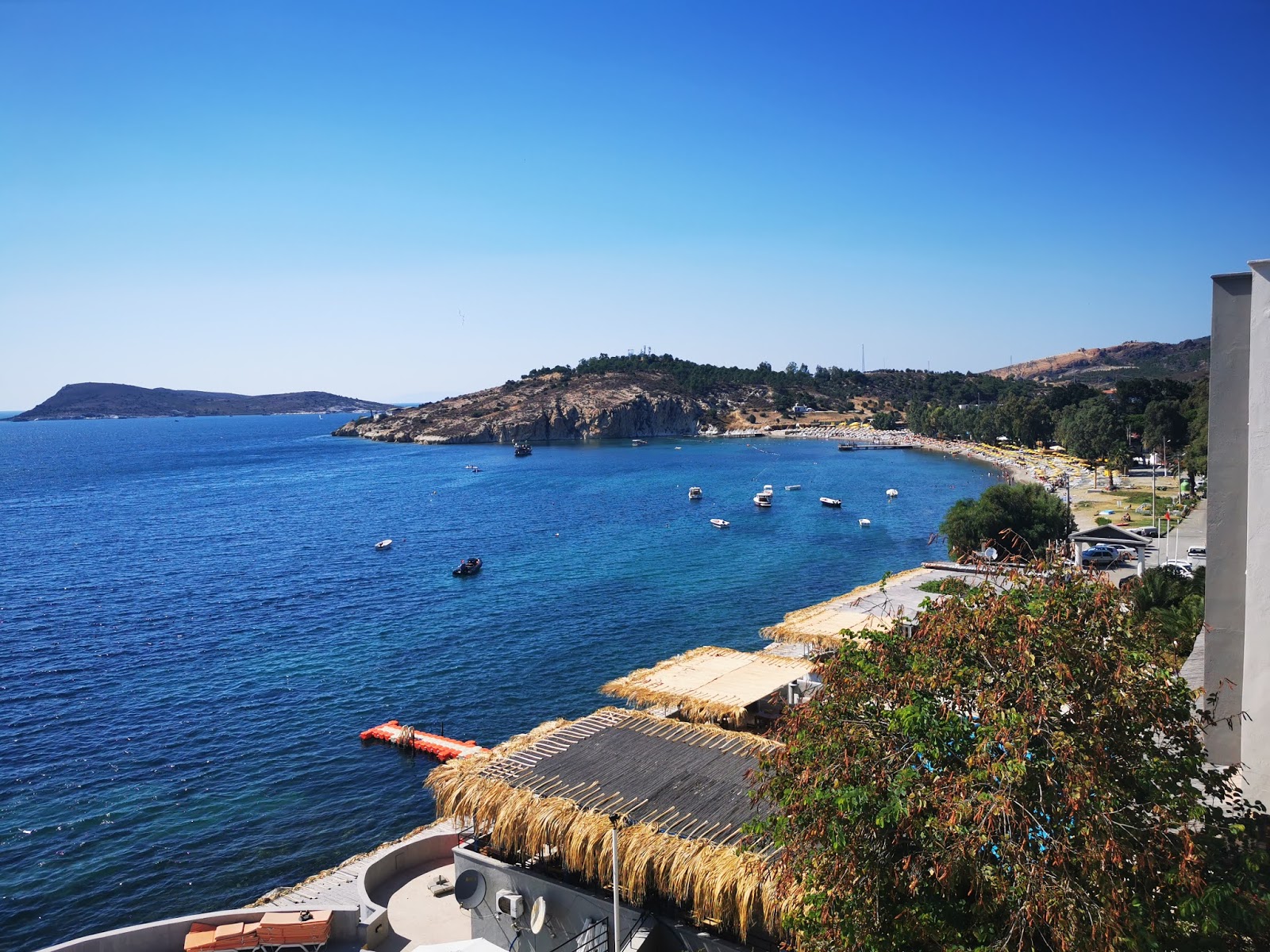 Φωτογραφία του Mersinaki beach με καφέ άμμος επιφάνεια