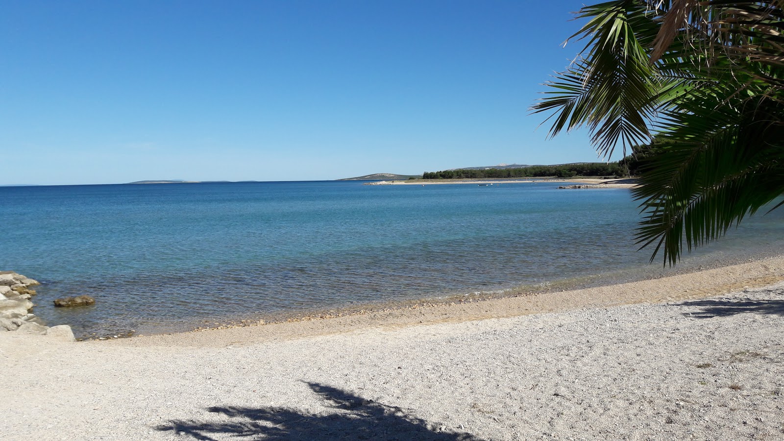 Zdjęcie Dubrovnik small beach z powierzchnią turkusowa czysta woda