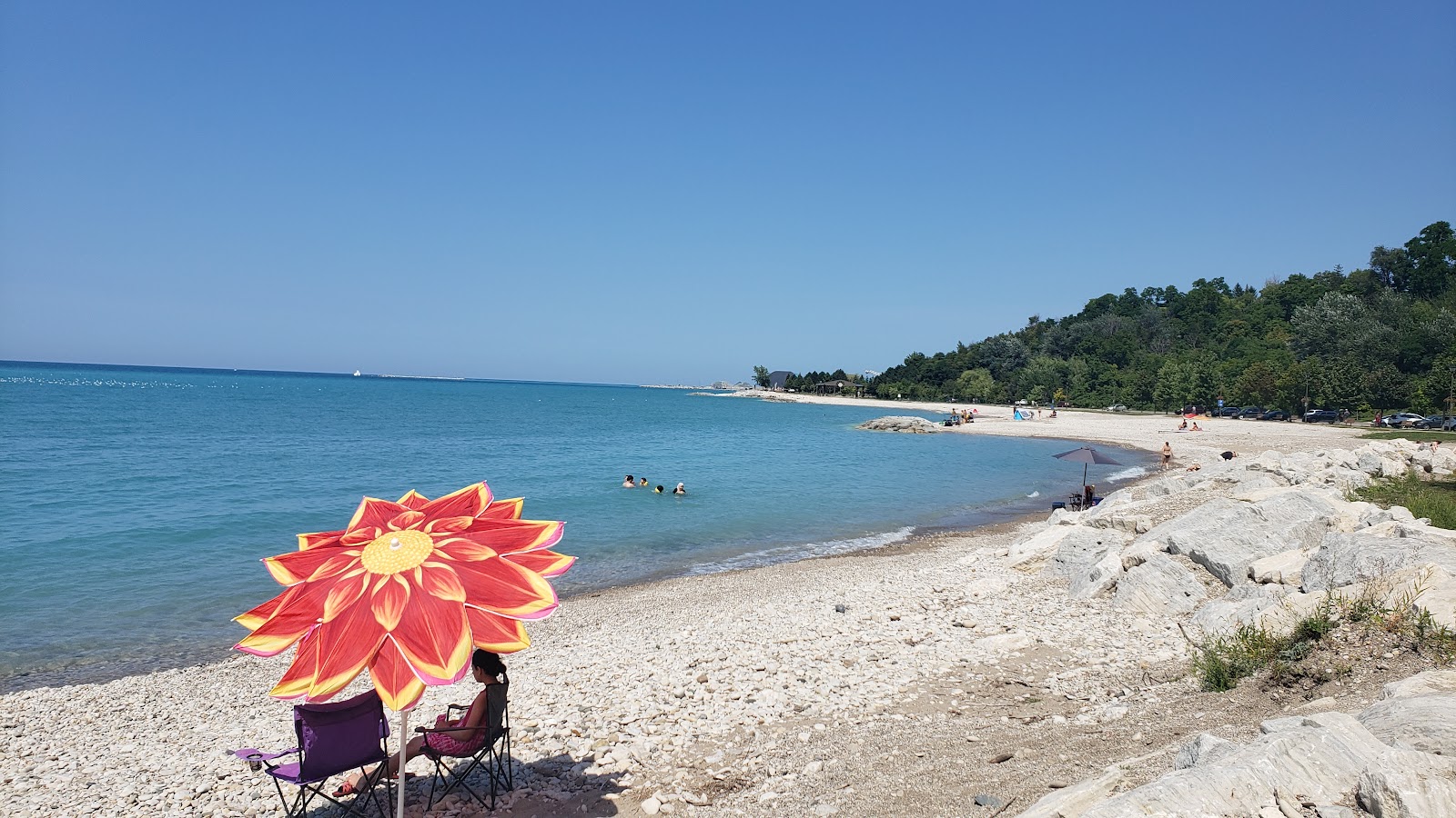 Foto di Rotary Cove Beach con una superficie del sabbia grigia e ciottoli