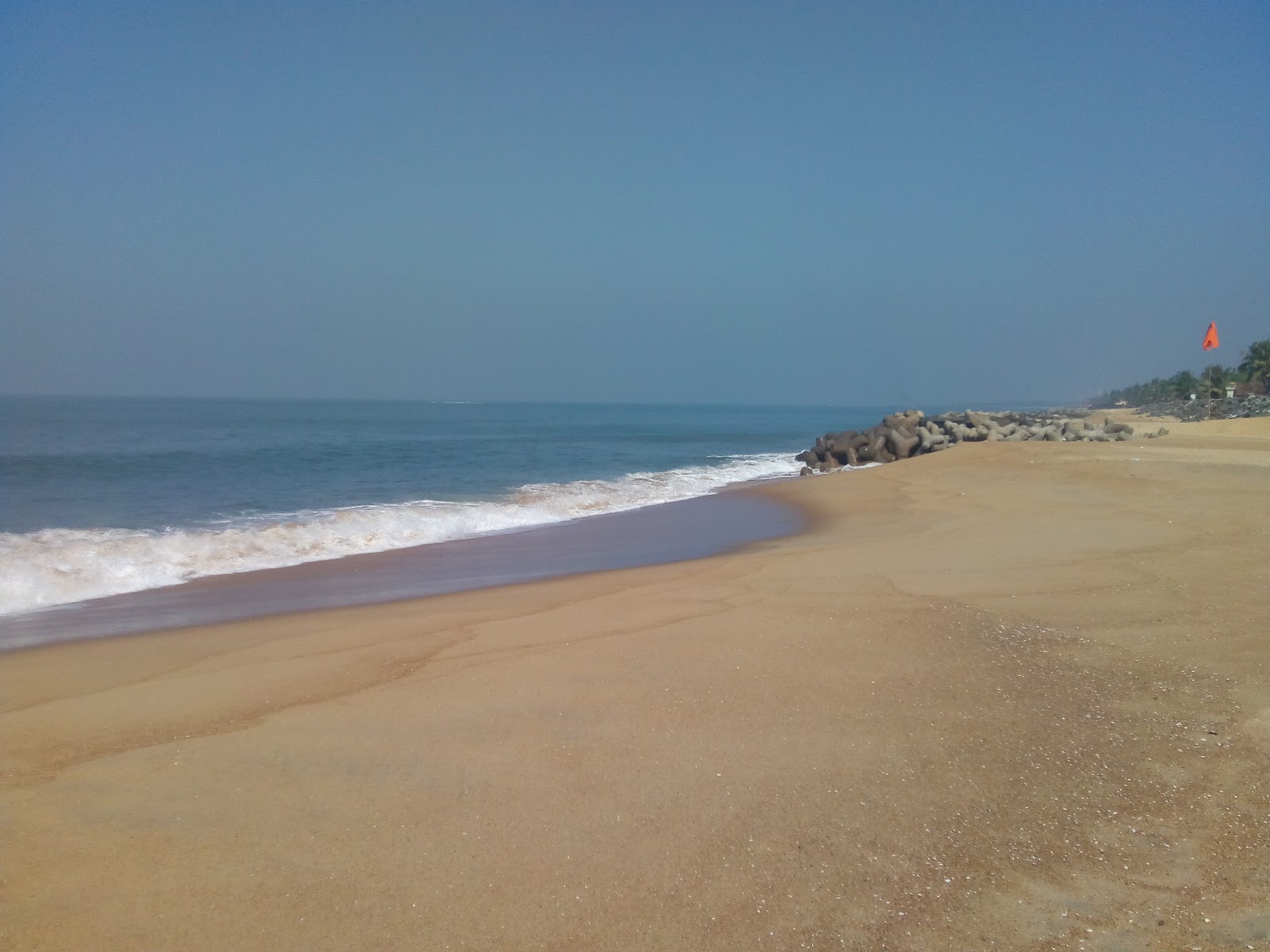 Photo de Ullal beach avec sable lumineux de surface