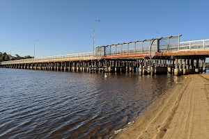 Garratt Road Bridge Park