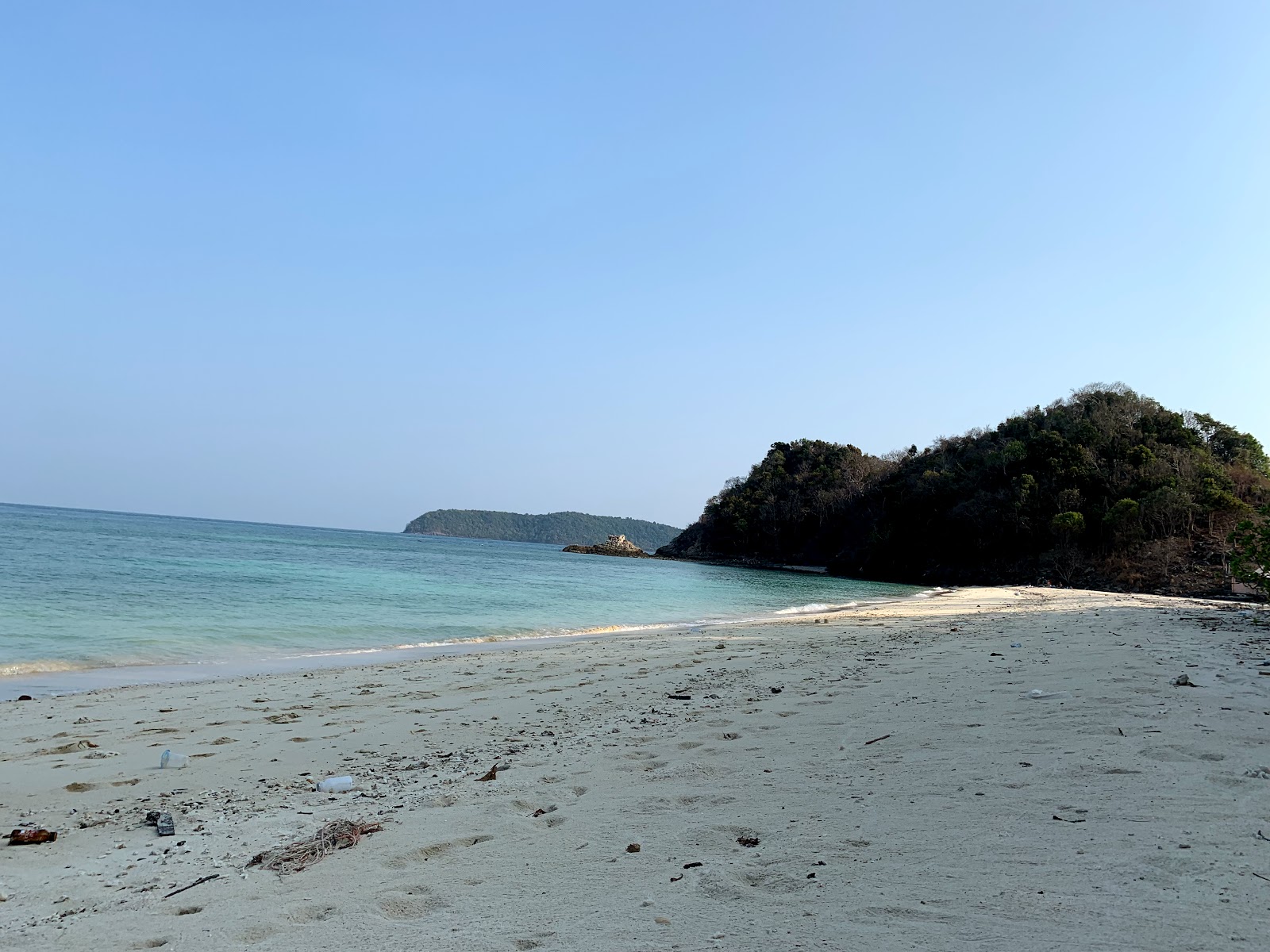 Photo of Koh Lon Beach with bright sand surface