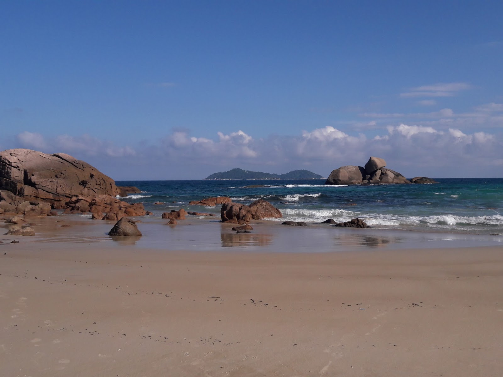 Praia de Santo Antonio'in fotoğrafı uçurumlarla desteklenmiş
