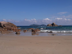 Praia de Santo Antonio'in fotoğrafı uçurumlarla desteklenmiş