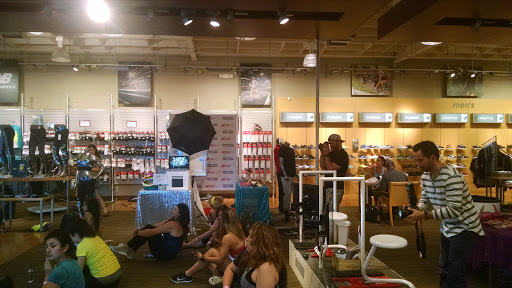 Shoe Store «New Balance», reviews and photos, 270 S Arroyo Pkwy, Pasadena, CA 91105, USA