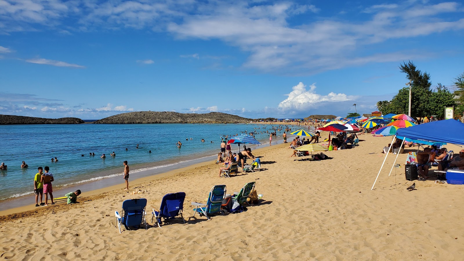 Foto av Playa Puerto Nuevo med ljus sand yta