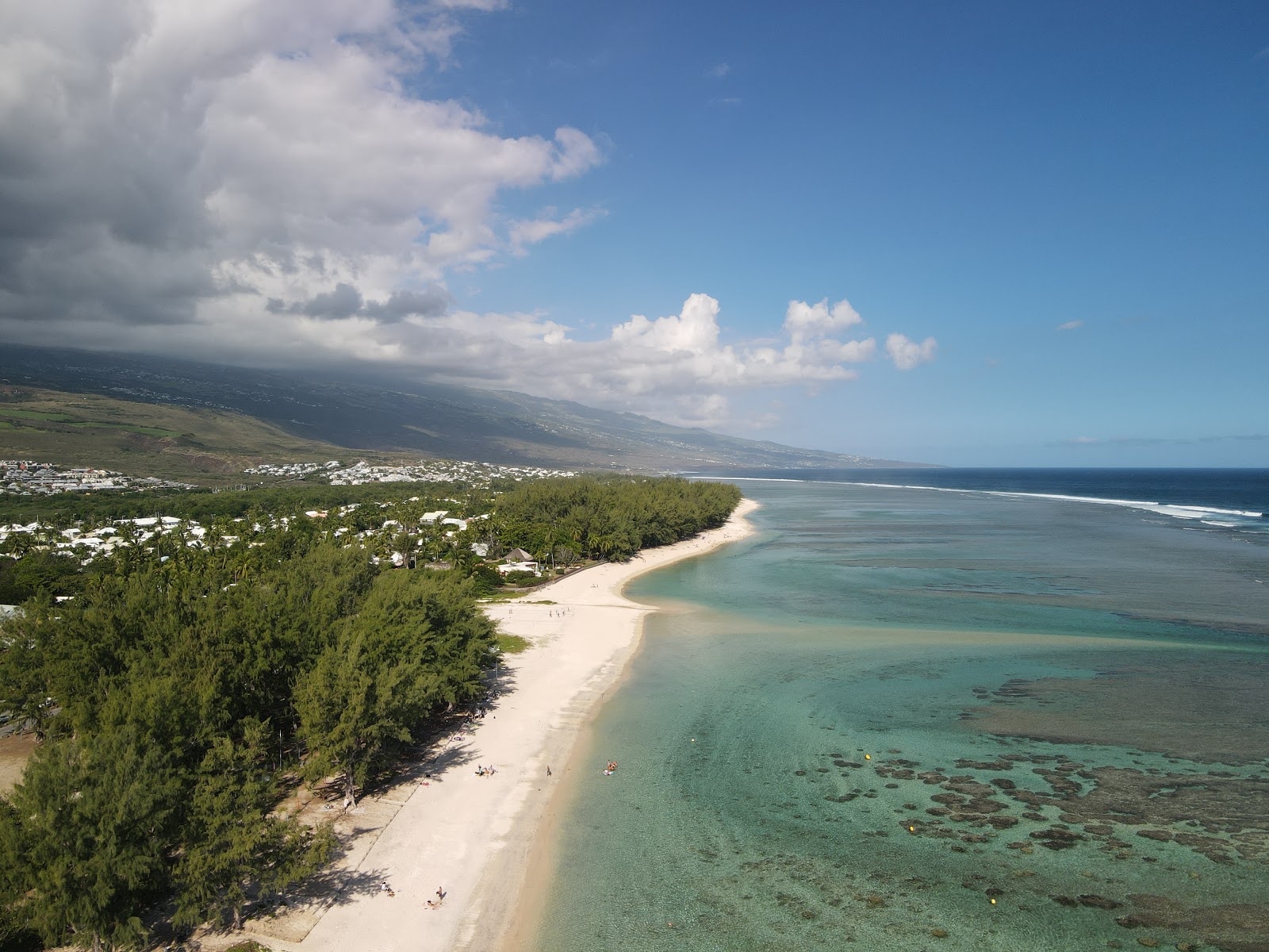 Plage De L'Hermitage的照片 带有长直海岸