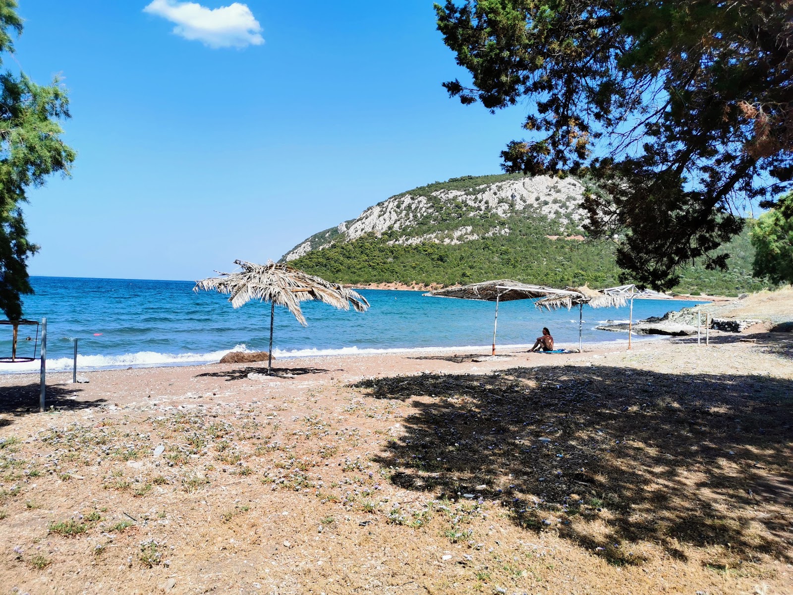 Fotografie cu Kouverta beach cu o suprafață de nisip beige și pietricele