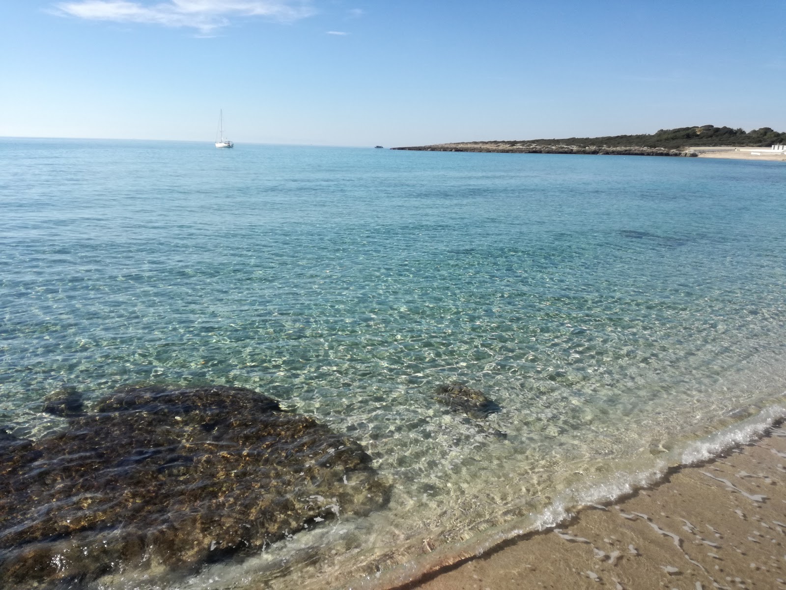 Foto av Tramontone strand med blå rent vatten yta