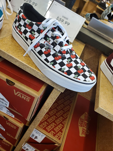 Shoe Store «DSW Designer Shoe Warehouse», reviews and photos, 2485 Richmond Ave, Staten Island, NY 10314, USA