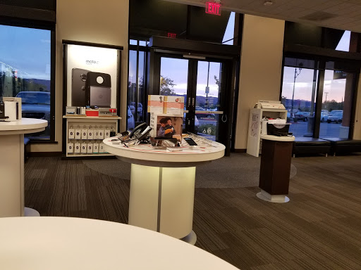 Cell Phone Store «Verizon», reviews and photos, 1555 Simi Town Center Way #585, Simi Valley, CA 93065, USA