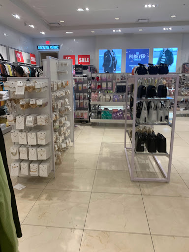 Clothing Store «Forever 21», reviews and photos, 1001 N Arney Rd #1000, Woodburn, OR 97071, USA