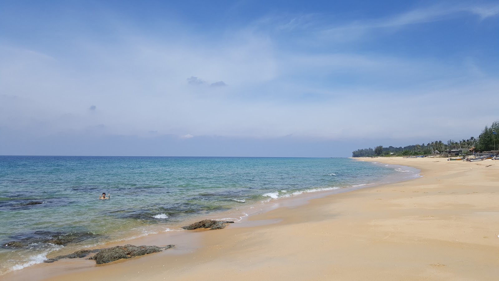 Valokuva Batu Pelanduk Beachista. mukavuudet alueella