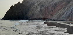 Photo de Playa Cueva del Agua entouré de montagnes