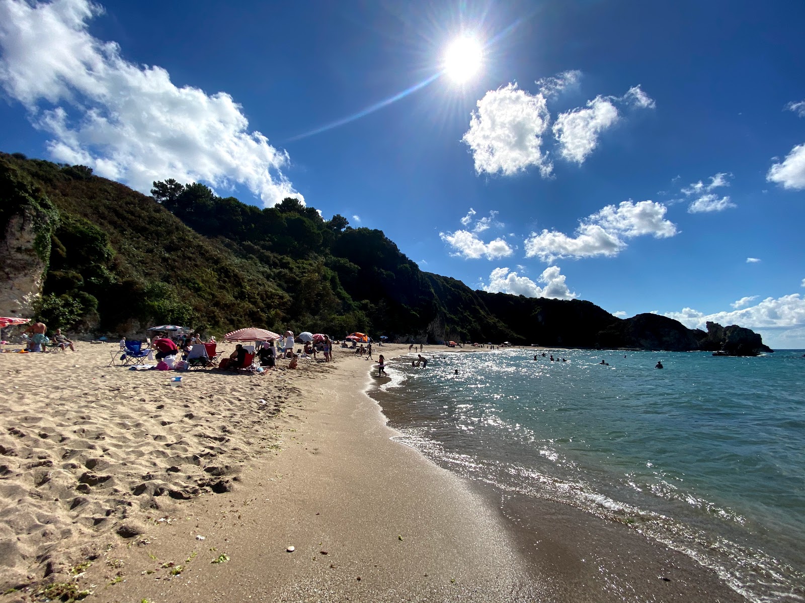 Foto de Praia de Akcakese e sua bela paisagem