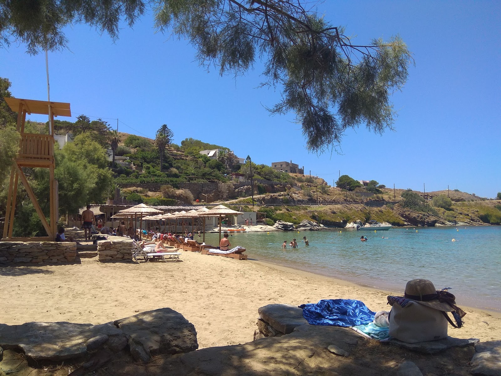 Gialiskari beach'in fotoğrafı uçurumlarla desteklenmiş