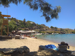 Gialiskari beach'in fotoğrafı uçurumlarla desteklenmiş