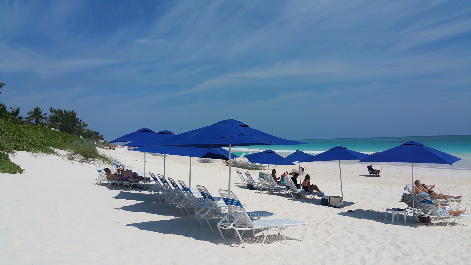 Pembe kumlu plaj'in fotoğrafı - rahatlamayı sevenler arasında popüler bir yer