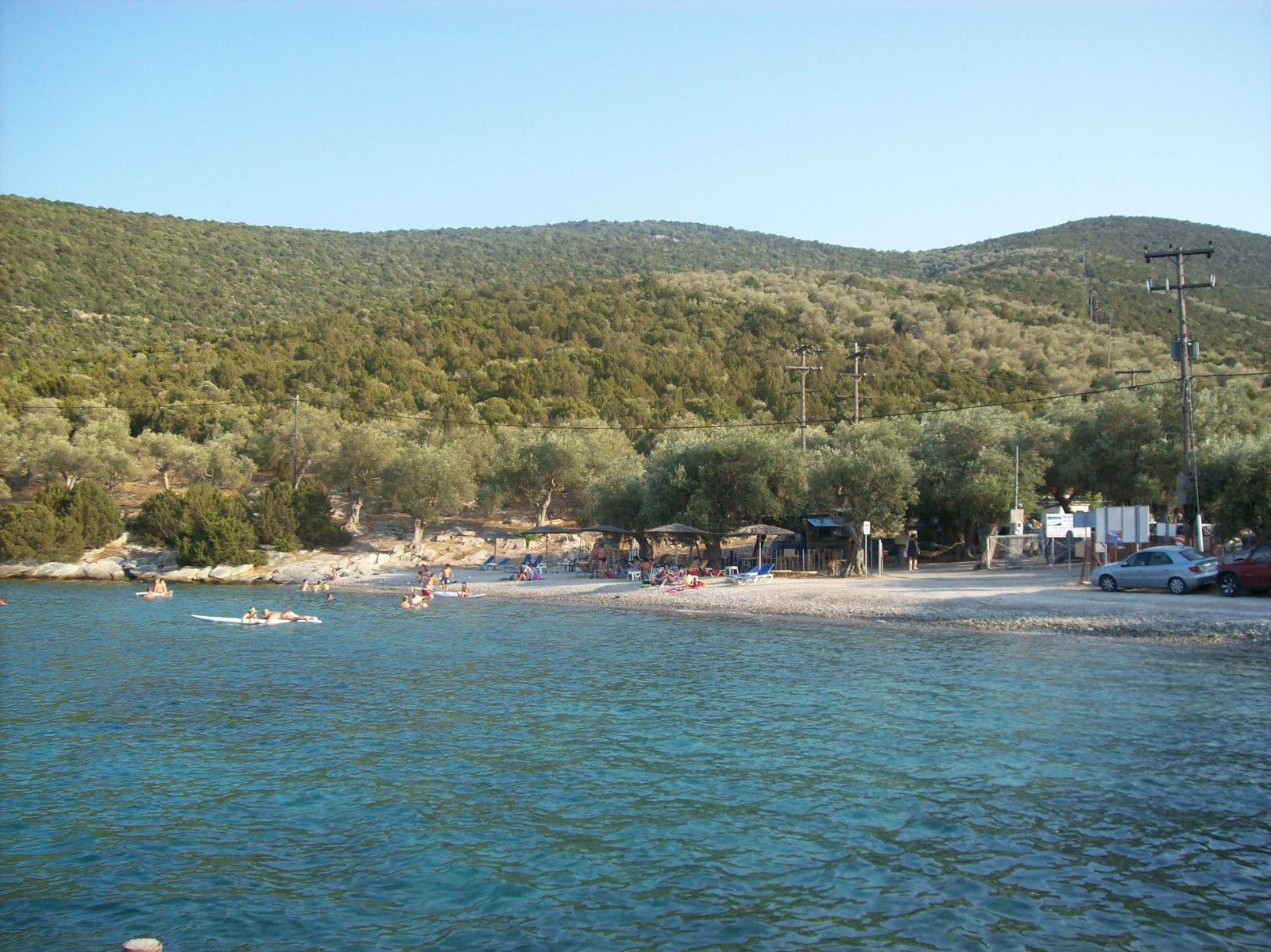 Fotografija Alogoporos beach z srednje stopnjo čistoče