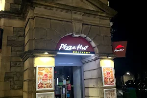 Pizza Hut delivery image