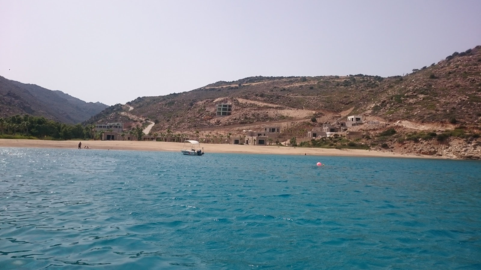 Photo de Papa Plage protégé par des falaises