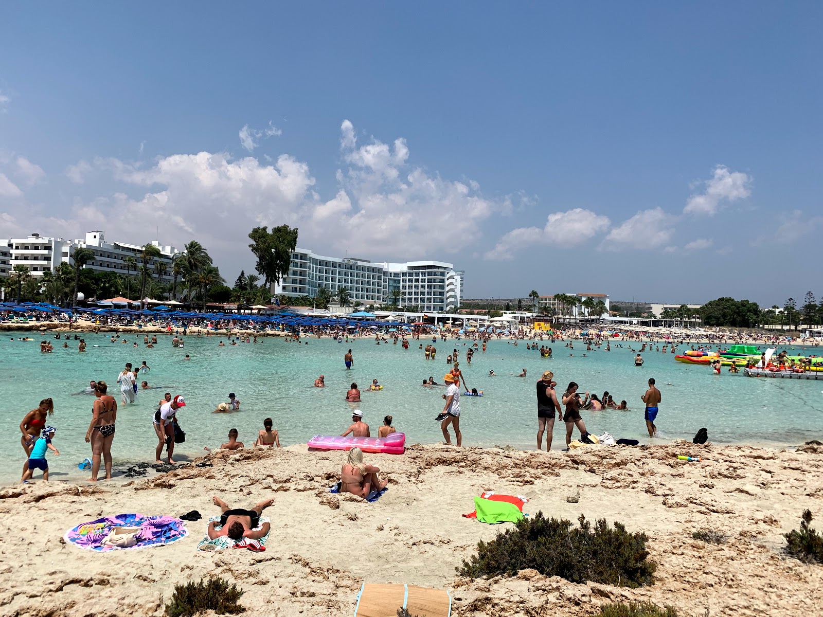 Nissi Plajı'in fotoğrafı turkuaz saf su yüzey ile