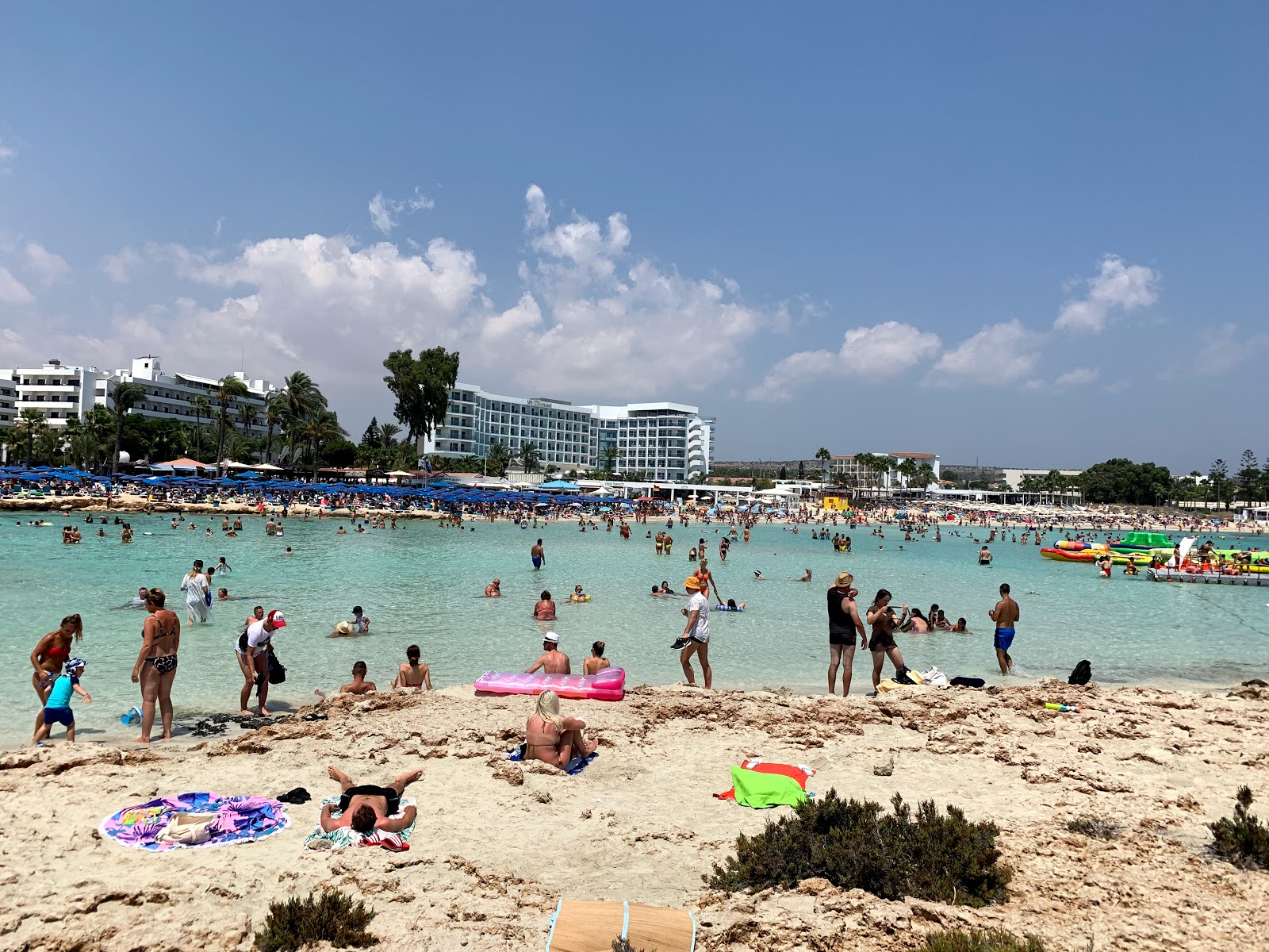 Fotografie cu Nissi Beach cu mai multe golfuri spațioase