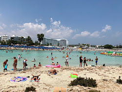 Fotografie cu Nissi Beach cu mai multe golfuri spațioase
