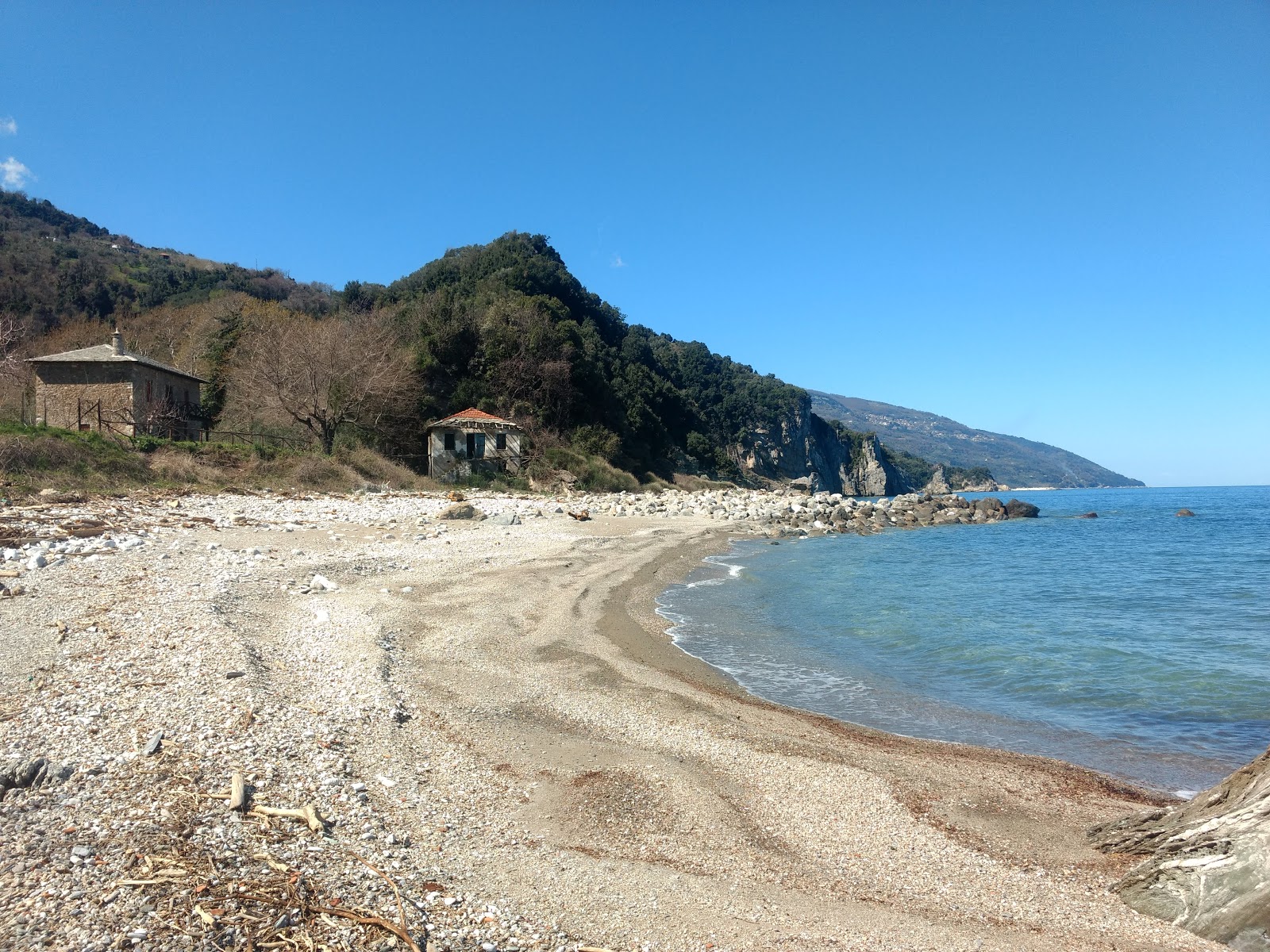 Foto van Banikas beach met lichte kiezelsteen oppervlakte