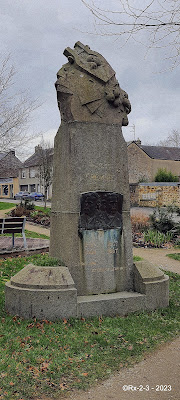 Monument aux Frères Frémine et à Le Véel à Bricquebec-en-Cotentin