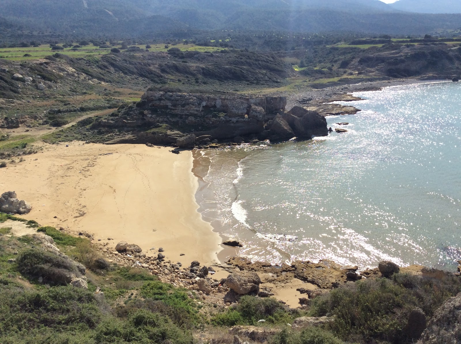 Kaplca Chipre Beach'in fotoğrafı geniş bir kıyı şeridi ile birlikte