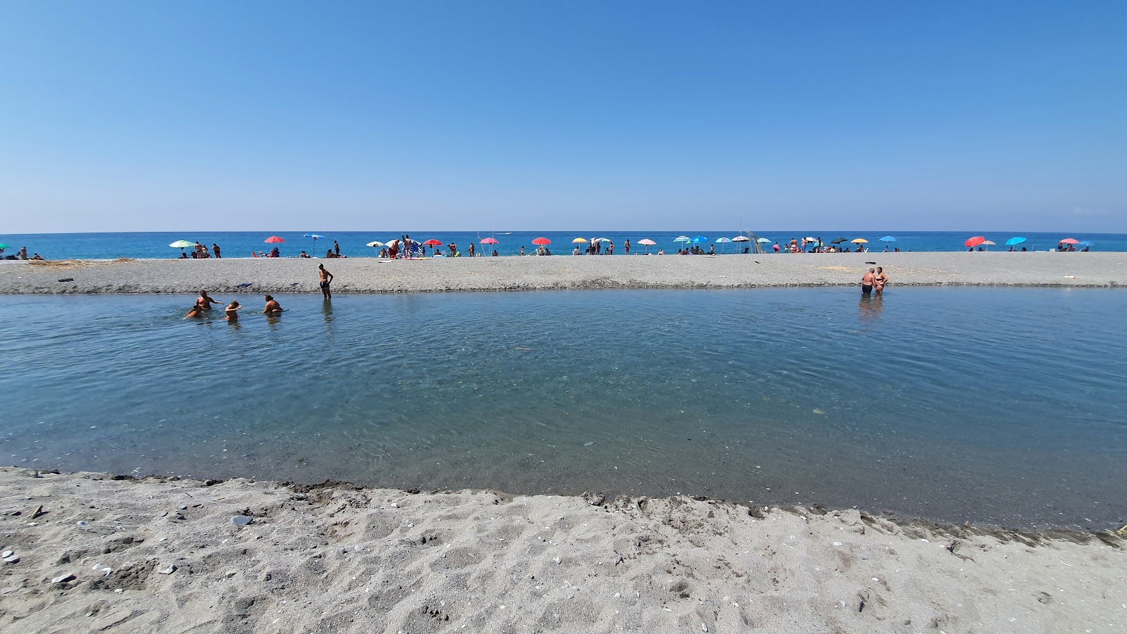 Spiaggia fiume Lao'in fotoğrafı düz ve uzun ile birlikte