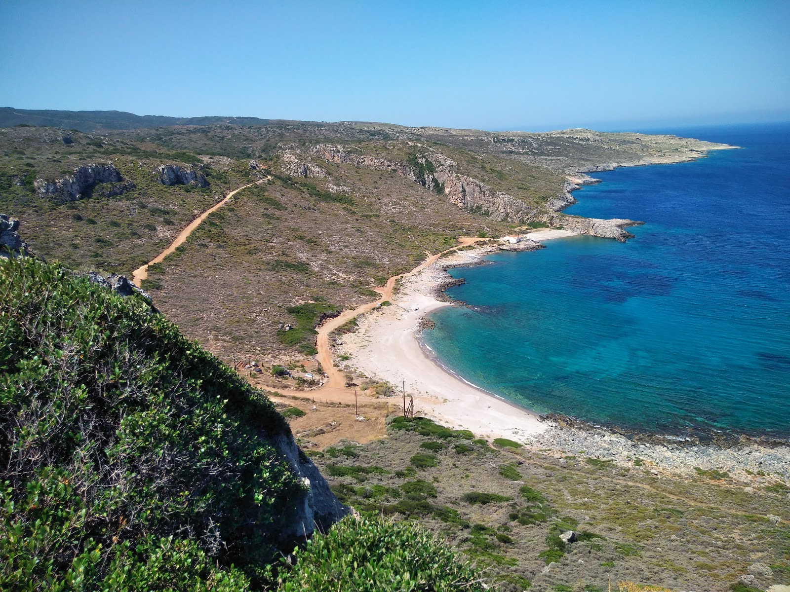 Foto de Vlychada beach con arena de conchas gris superficie