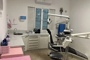 Consultório Odontológico - Dra. Larissa Fernandes 24h com hora Marcada image