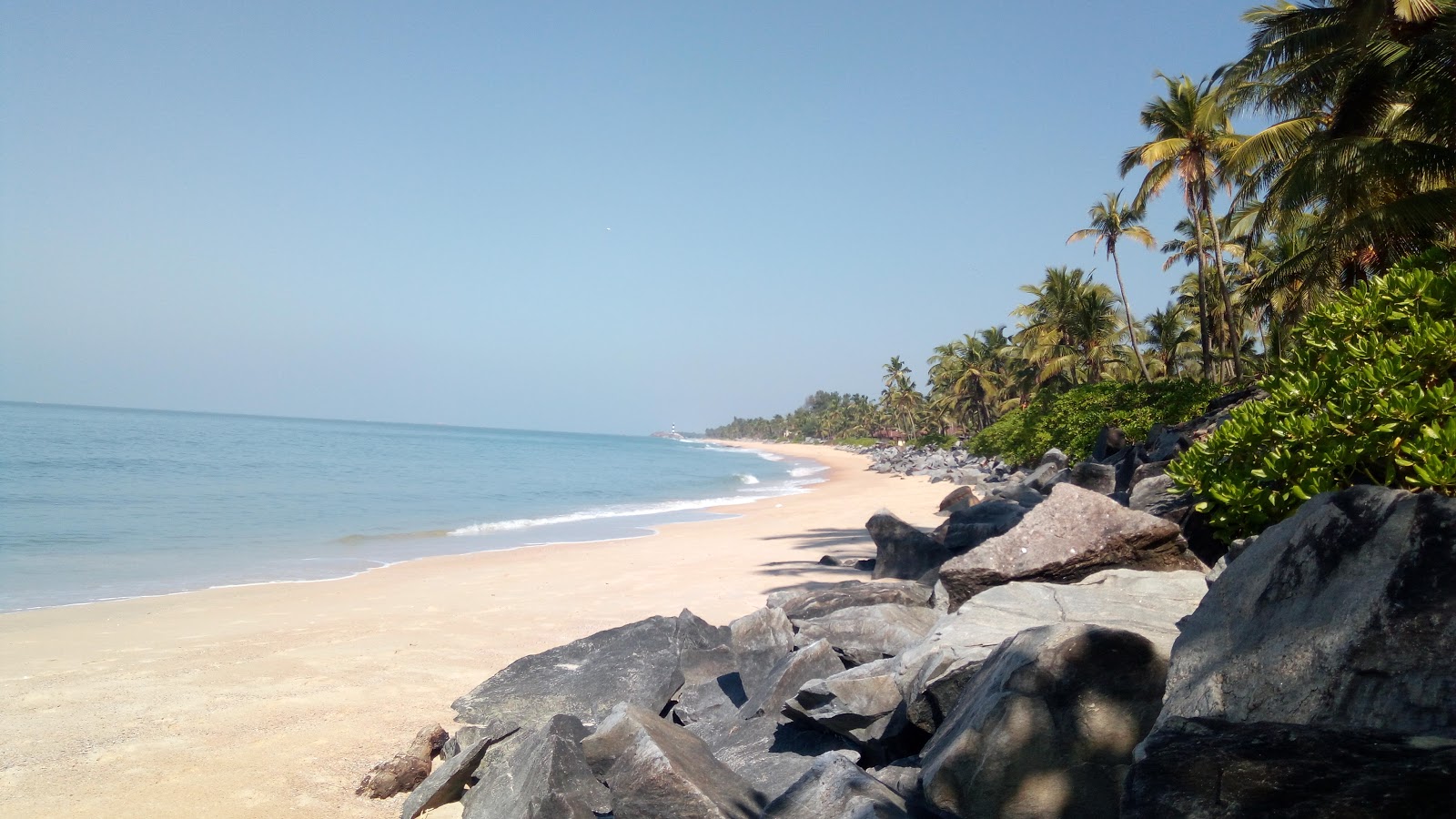 Photo de Uchila Beach avec droit et long