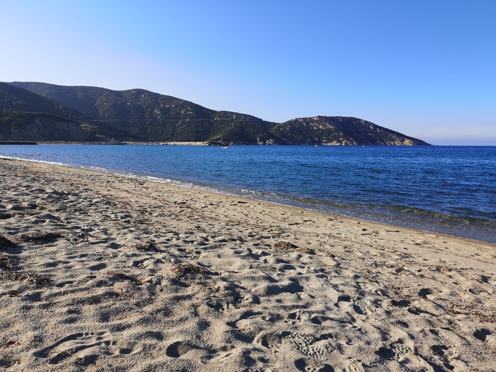 Zdjęcie Frogli beach z powierzchnią turkusowa czysta woda