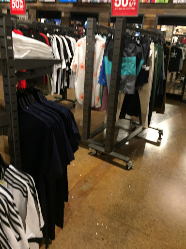 Clothing Store «Tillys», reviews and photos, 343 N Alafaya Trail, Orlando, FL 32828, USA