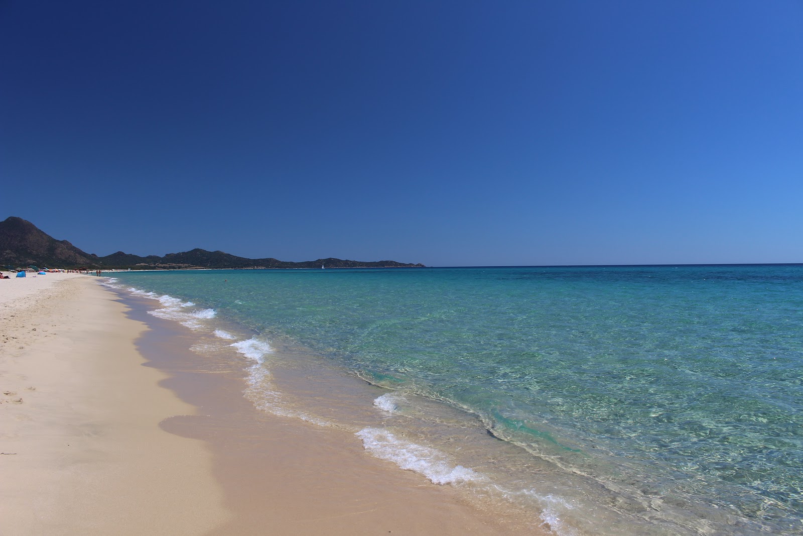 Φωτογραφία του Παραλία του Βασιλιά Πισίνα με φωτεινή λεπτή άμμο επιφάνεια