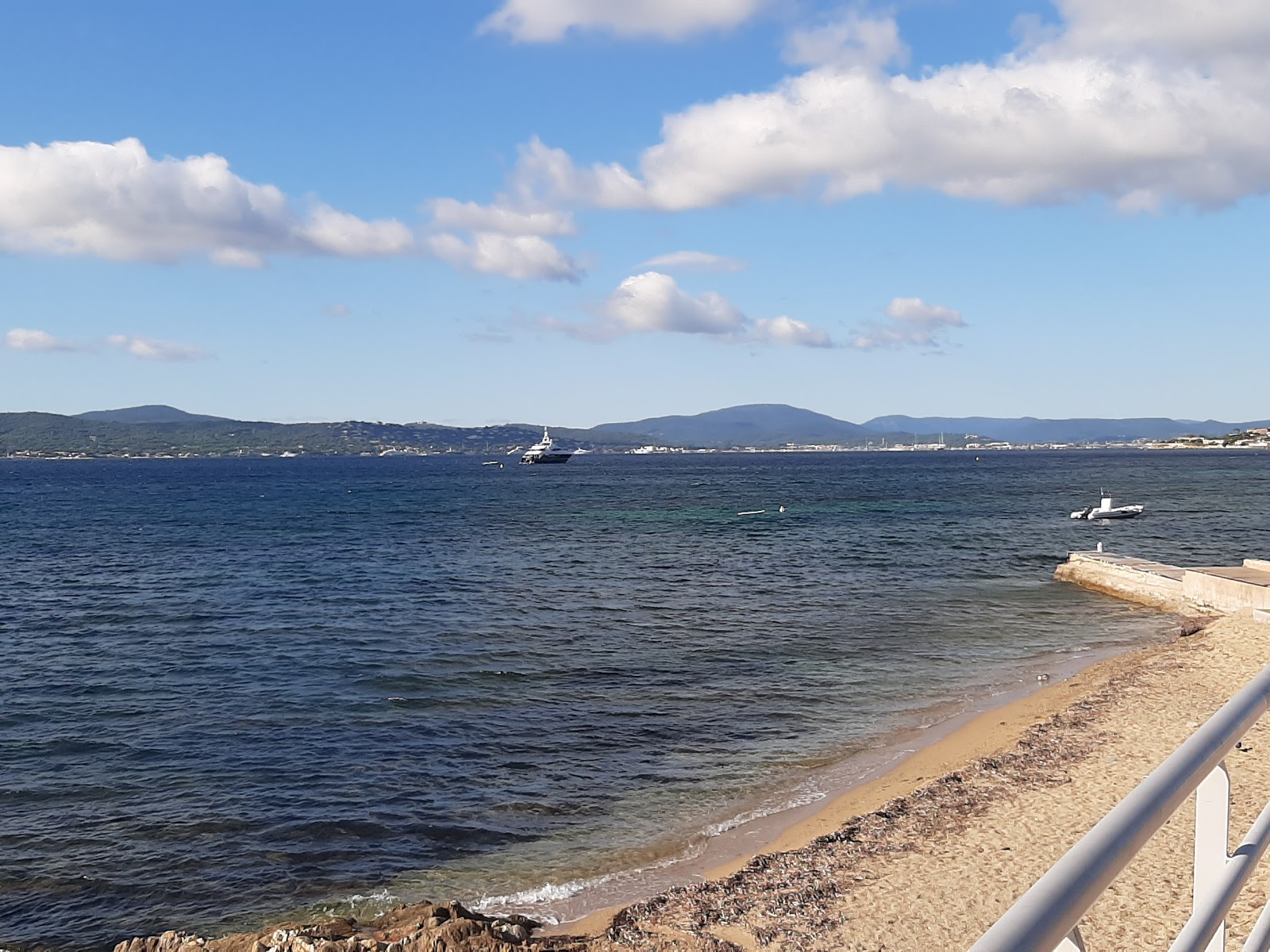 Foto von Saudan beach mit heller sand Oberfläche